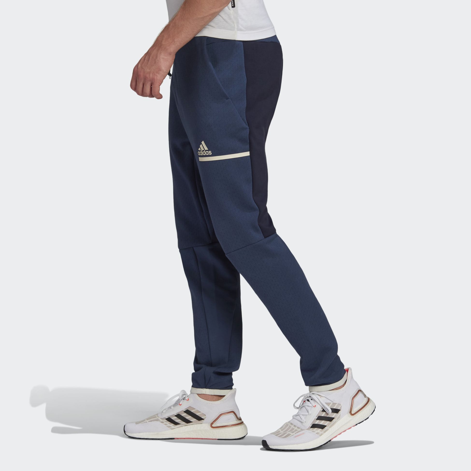 adidas ZNE Pant GrÃ¥ âãMjukisbyxor pÃ¥ Sportamoreã